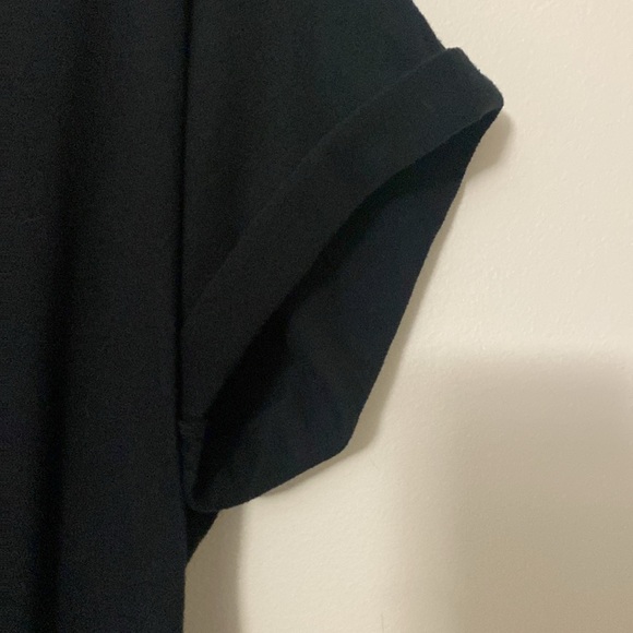 Fabletics tshirt with cut out detail and cuffed sleeves. - Picture 2 of 3